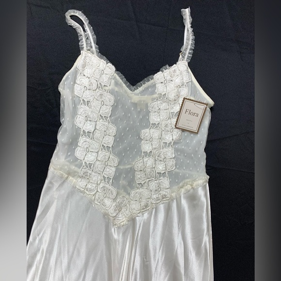 NWT Flora Nikrooz Ivory Night Gown&Robe. S/M. See pics for stains on end of gown - Picture 10 of 15